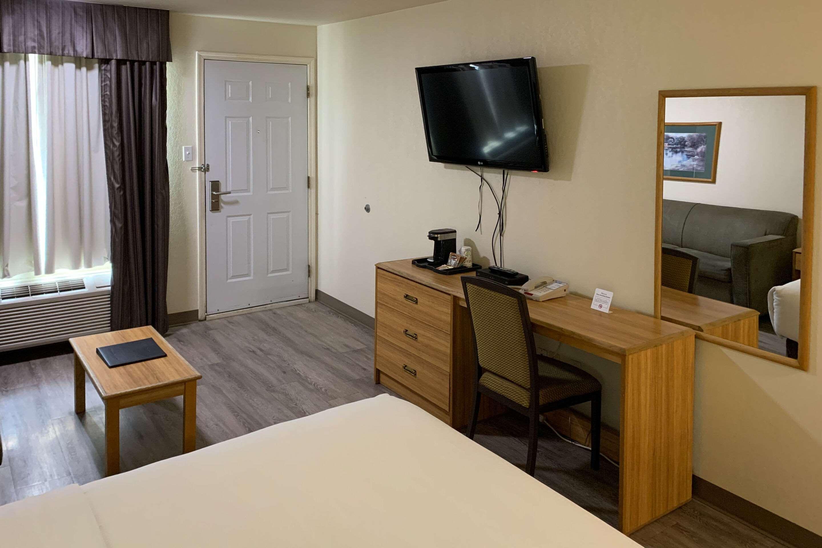 Sky Palace Inn & Suites By Jasper Beeville Kültér fotó