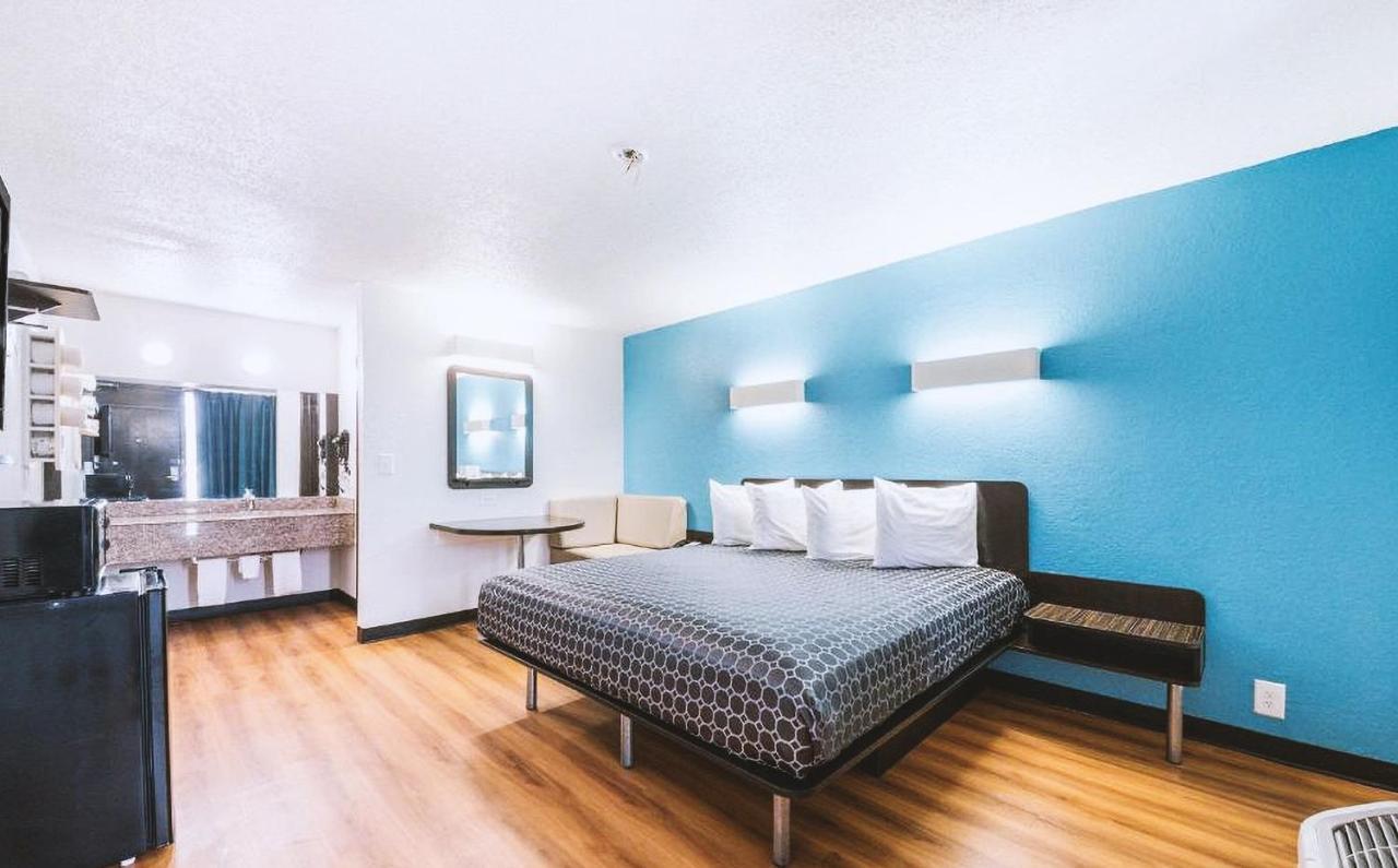 Sky Palace Inn & Suites By Jasper Beeville Kültér fotó